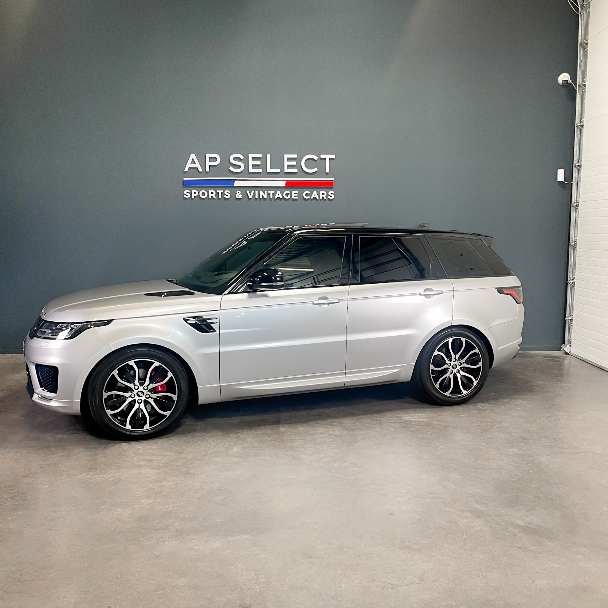 Photographie d'une Range Rover Sport HSE P400e vue de trois quarts face dans les locaux d'AP SELECT